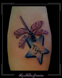 libelle-dier-sterren-namen-letters-gedenktattoo-kleur-bovenarm-2