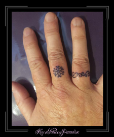 vinger tattoo