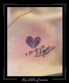 gedenktattoo hart datum handtekening sleutelbeen