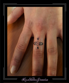 symbool hier en nu vinger tattoo