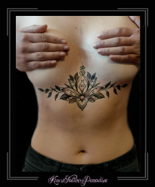 underboopborsttattoolotusunalomeunaloomblaadjes