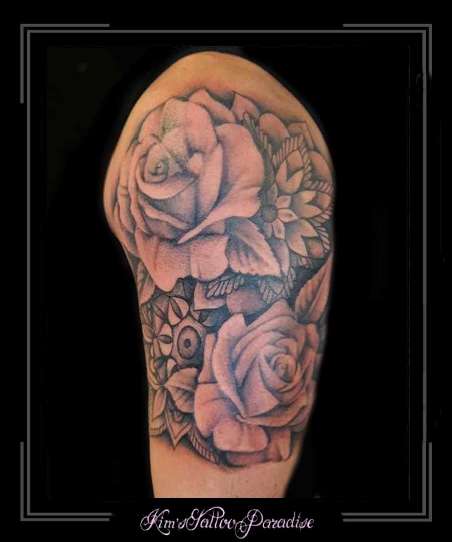gewoon hoffelijkheid voorkant mandala rozen bloemen bovenarm | Kim's Tattoo Paradise